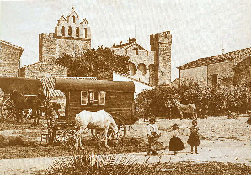 Carte postale ancienne Campement gitan aux Saintes-Maries-de-la-Mer en 1927