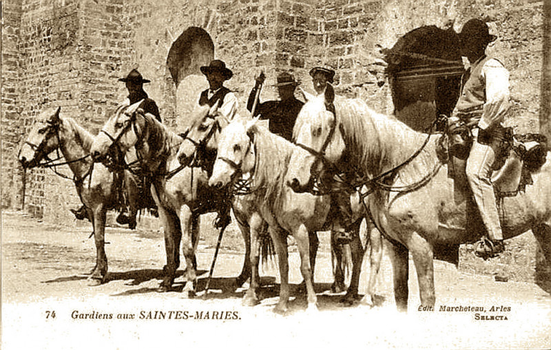 Carte postale ancienne Gardians aux Saintes