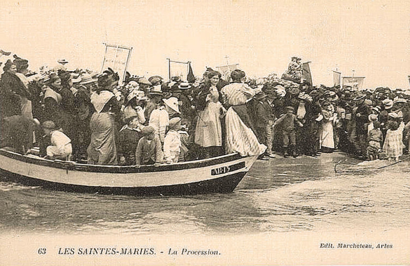 Carte postale ancienne La procession des Saintes-Maries au début du XXe s
