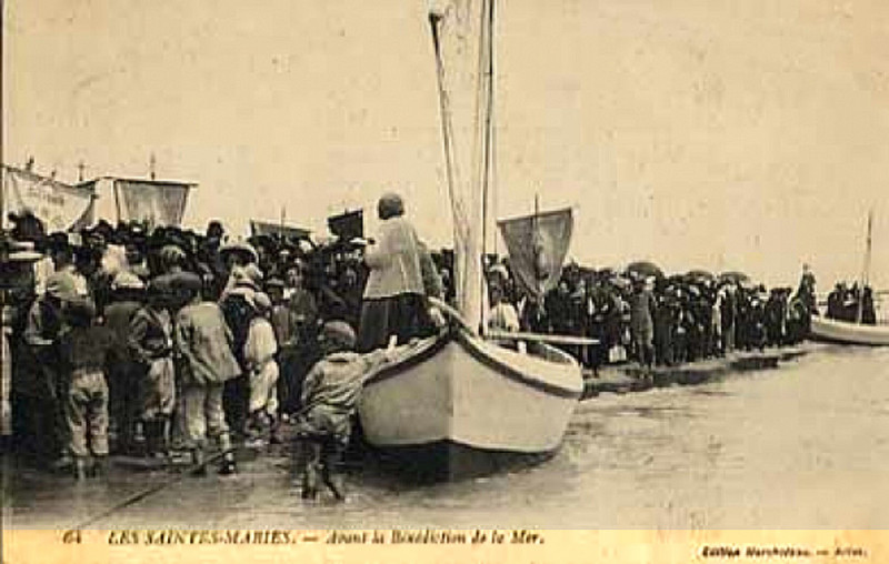 Carte postale ancienne Les Saintes Avant la bénédiction de la mer