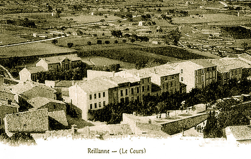 Carte postale ancienne Reillanne-Le cours