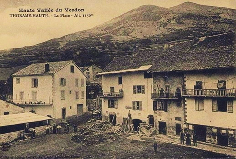 Carte postale ancienne Thorame-Haute Scierie sur la place