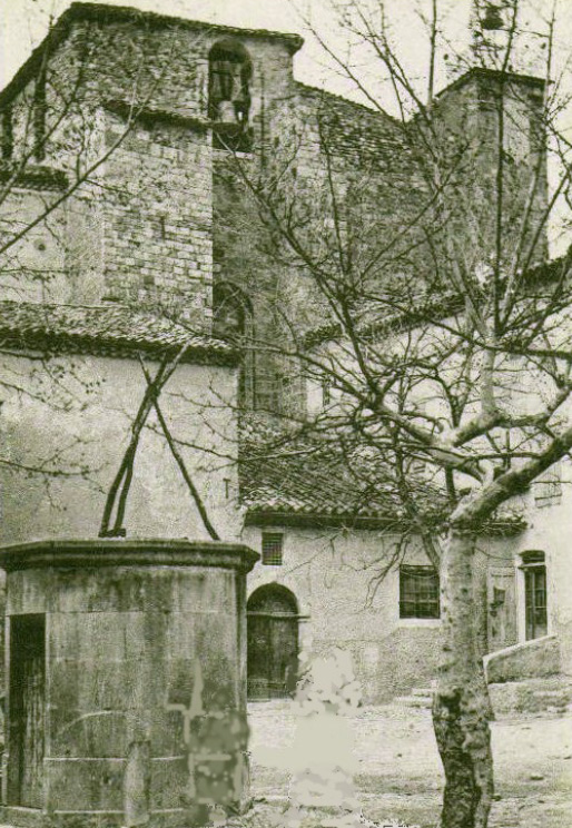 Carte postale ancienne Valensole Cour du doyené et clocher de l'église