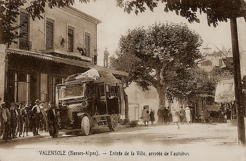 Carte postale ancienne Valensole Entrée de la ville