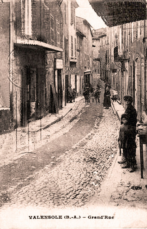 Carte postale ancienne Valensole Grand Rue