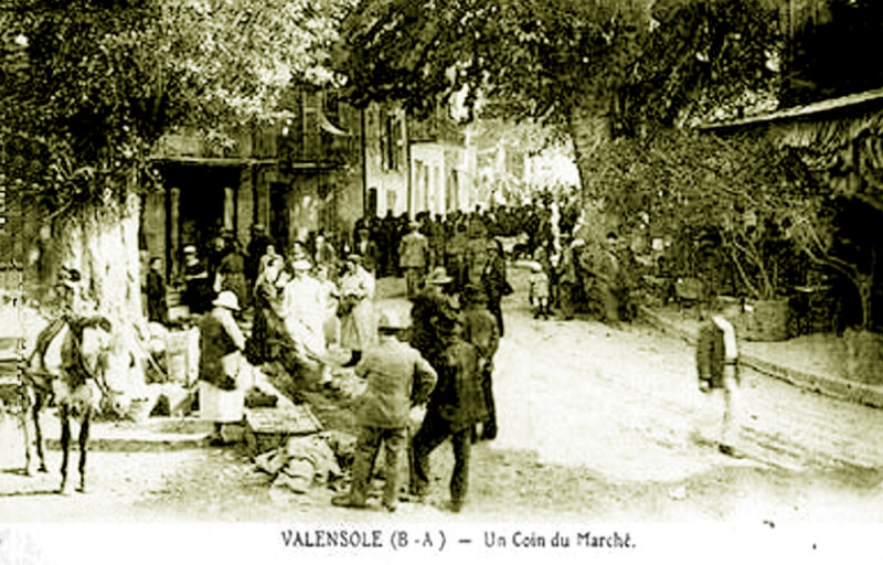 Carte postale ancienne Valensole Le Marché