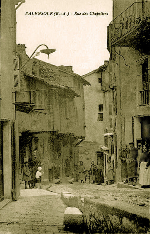 Carte postale ancienne Valensole Maison à encorbellement