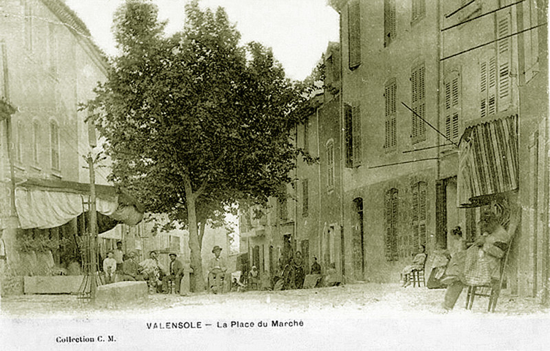 Carte postale ancienne Valensole Place du Marché