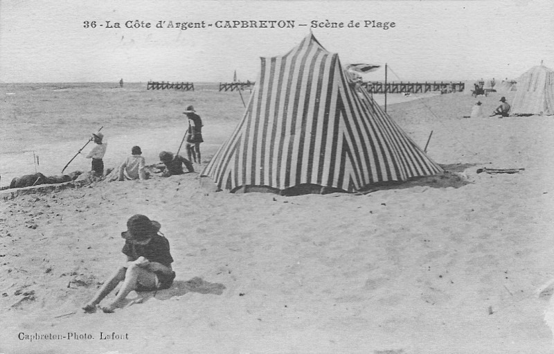 Carte postale ancienne Capbreton-Beach scene with broken estacade à Capbreton