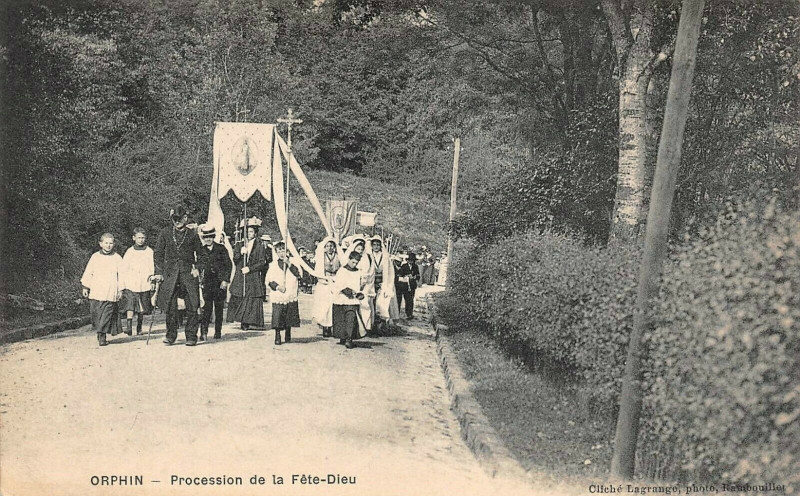 Carte postale ancienne Fête-Dieu à Orphin en 1900