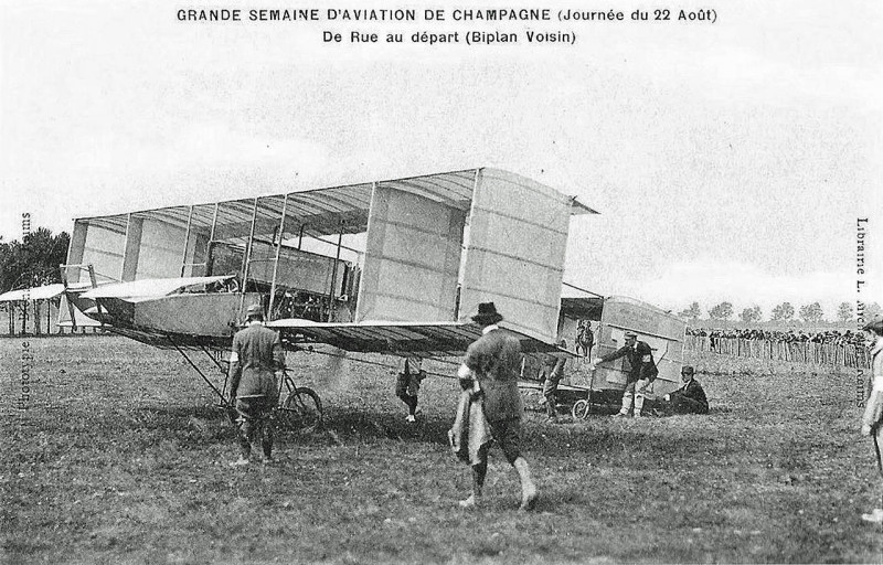 Carte postale ancienne 17 De Rue sur biplan voisin