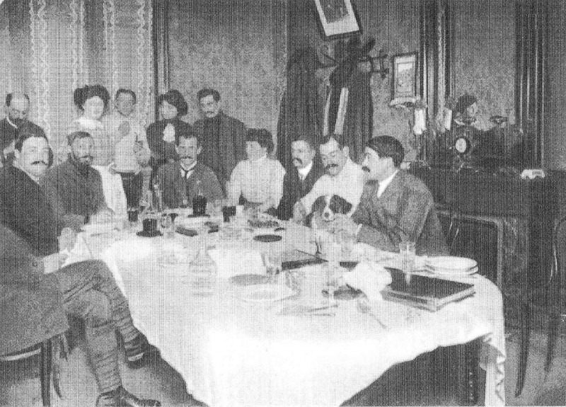 Carte postale ancienne Les aviateurs au restaurant de Mourmelon le grand Bunau-Varilla H Farman G Voisin P Painlevé B-Varilla
