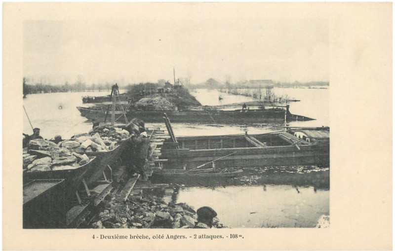 Carte postale ancienne Loire Atlantique - Inondations (Decembre 1910) - Deuxième brèche côté Angers-2 attaques 108m (Phototypie Vasselier - Nantes) o