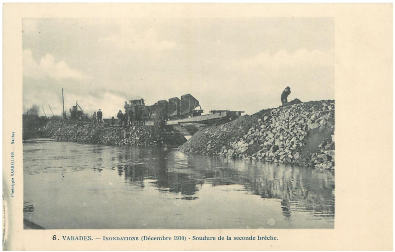 Carte postale ancienne Loire Atlantique - Inondations (Decembre 1910) - Varades-Soudure de la seconde brèche (Phototypie Vasselier - Nantes) o