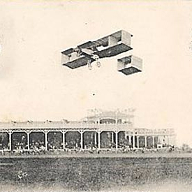 Carte postale ancienne Raymonde de Laroche in her Voisin biplane, Reims air show - 191007