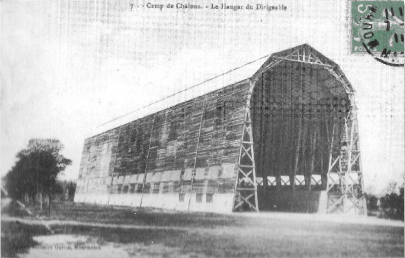 Carte postale ancienne Le Lebaudy et son hangar