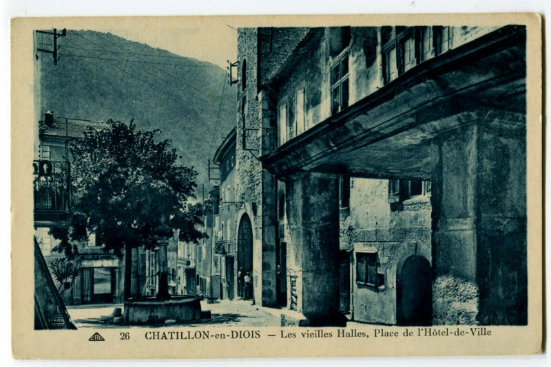 Carte postale ancienne Drôme Châtillon-en-Diois Les Vieilles Halles Place de l'Hôtel-de-Ville à Châtillon-en-Diois