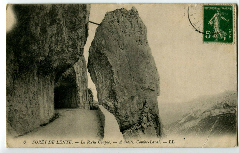 Carte postale ancienne Drôme Forêt de Lente La Roche Coupée à droite Combe-Laval