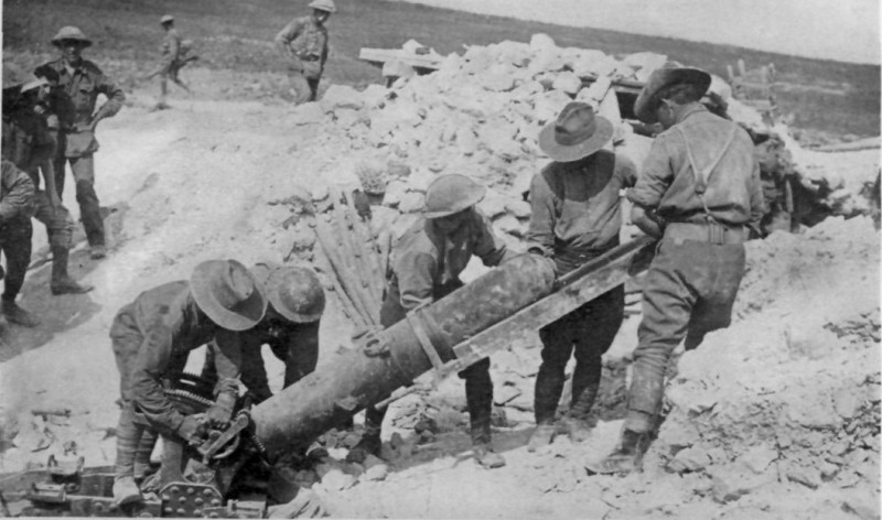 Carte postale ancienne Australians Loading 9.45 inch Trench Mortar Somme 2 August 1916