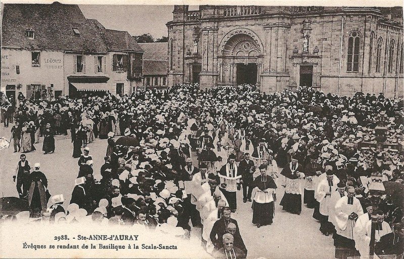 Carte postale ancienne Sainte-Anne-d'Auray-Fr-56-vers 1930-brochette d'évêques devant la basilique