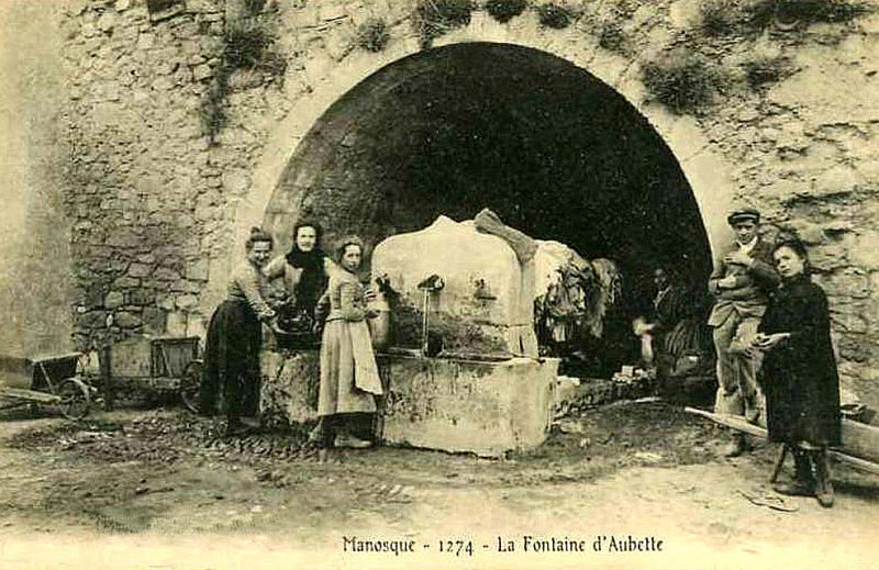 Carte postale ancienne Manosque Fontaine d'Aubette