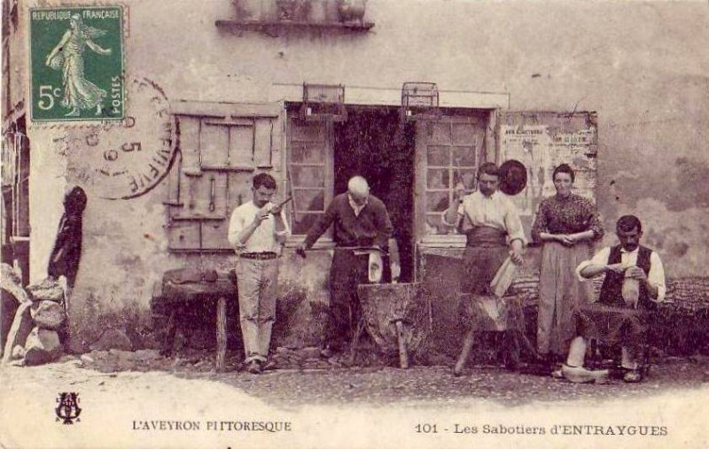 Carte postale ancienne Aveyron Pittoresque 101 - Les sabotiers d'Entraygues