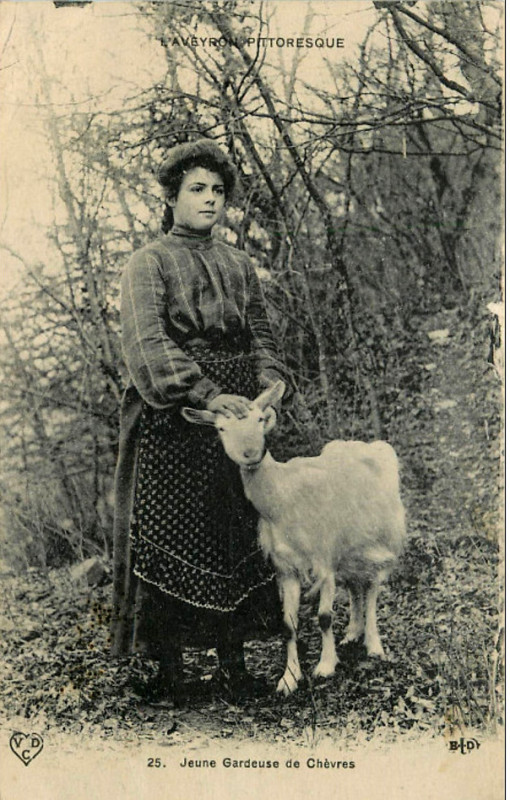 Carte postale ancienne Aveyron Pittoresque 25 - Gardeuse de chèvres