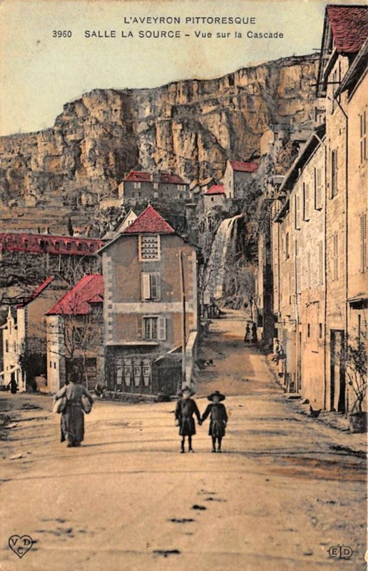 Carte postale ancienne Aveyron Pittoresque 3960 - Salle-la-source - vue sur la cascade