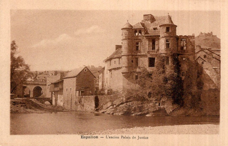 Carte postale ancienne Espalion - Ancien Palais de Justice