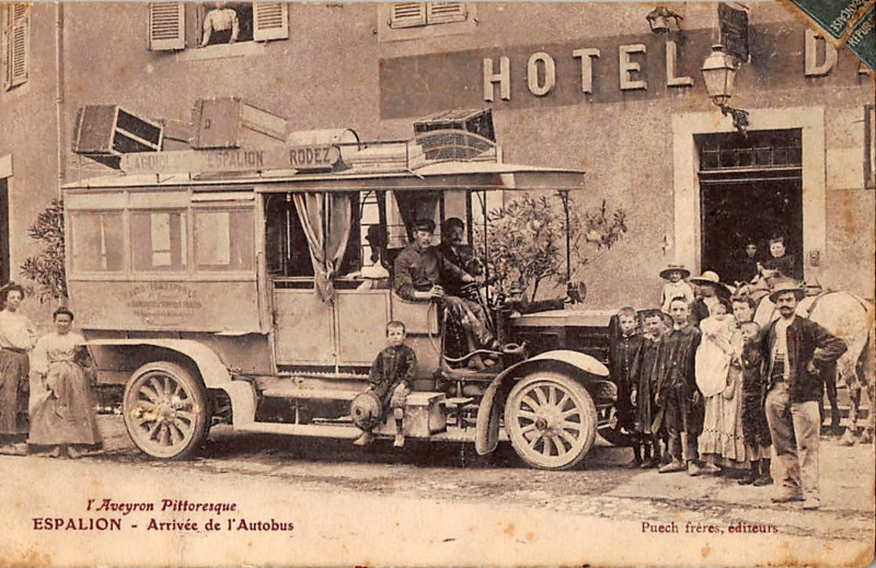 Carte postale ancienne Espalion - Arrivée de l'autobus