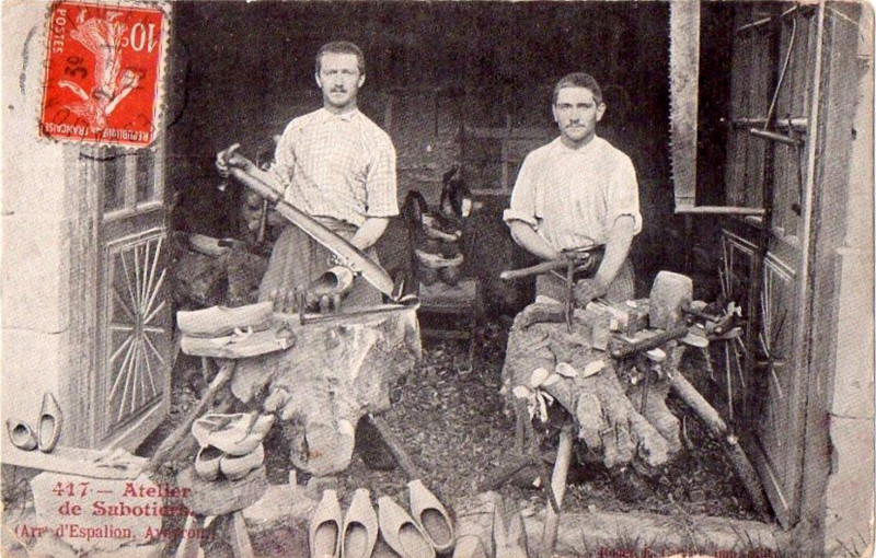 Carte postale ancienne Espalion - Atelier de sabotier