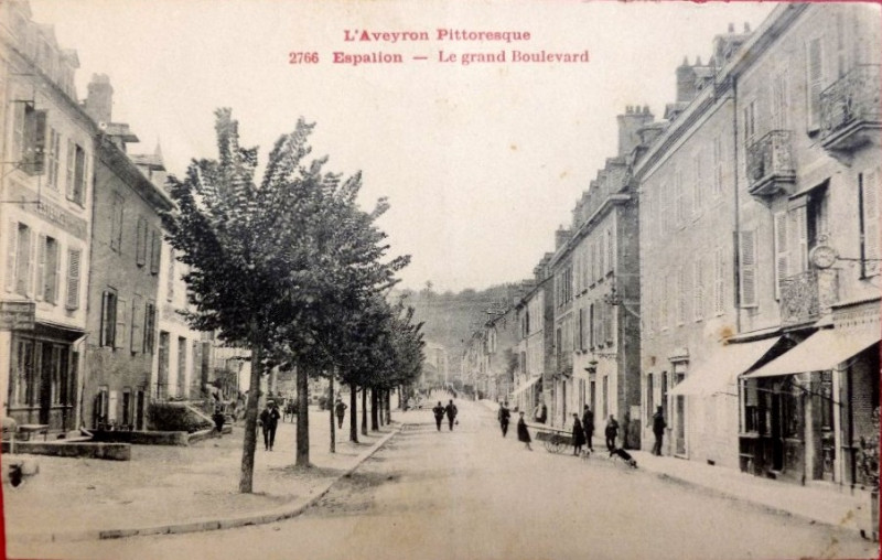 Carte postale ancienne Espalion - Boulevard