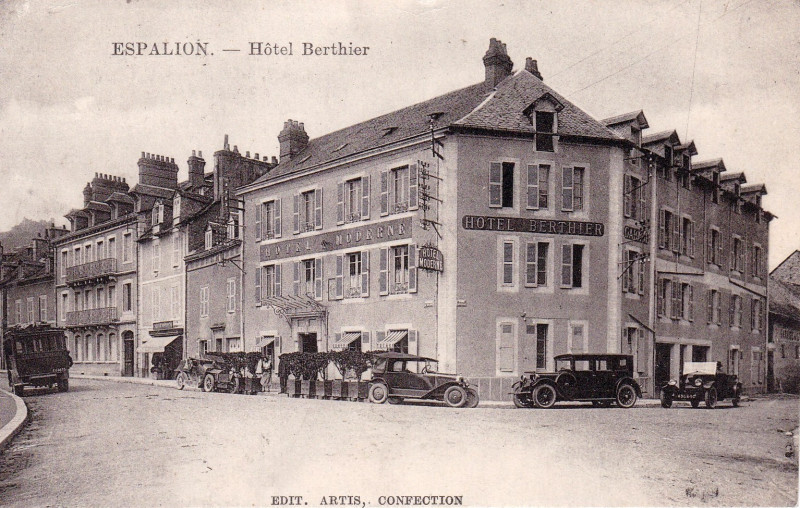 Carte postale ancienne Espalion - Hôtel Berthier 2