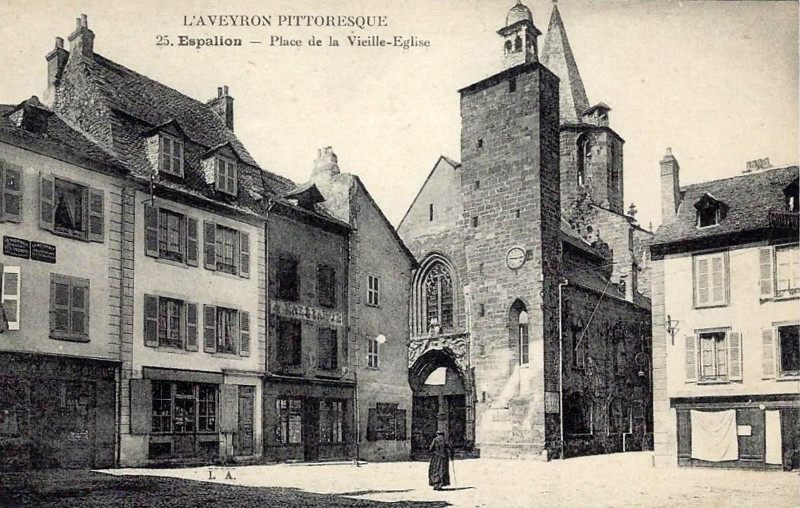 Carte postale ancienne Espalion - Place de la vieille église