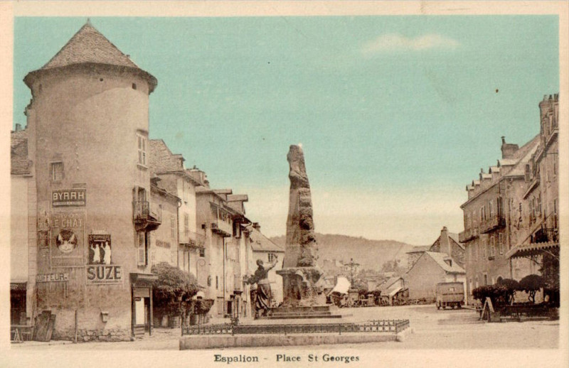 Carte postale ancienne Espalion - Place Saint-Georges 2