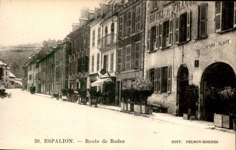 Carte postale ancienne Espalion - Route de Rodez
