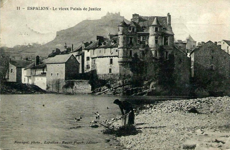 Carte postale ancienne Espalion - Vieux Palais de Justice 1