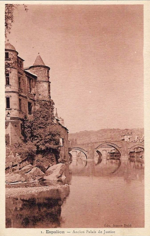 Carte postale ancienne Espalion - Vieux Palais de Justice 3