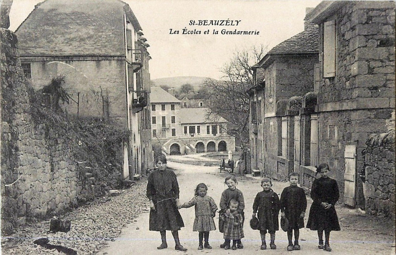 Carte postale ancienne Saint-Beauzély - Ecoles et la Gendarmerie