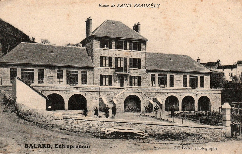 Carte postale ancienne Saint-Beauzély - Ecoles