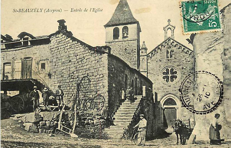 Carte postale ancienne Saint-Beauzély - Entrée de l'église