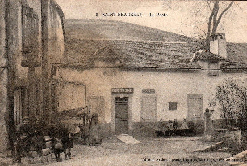 Carte postale ancienne Saint-Beauzély - La Poste