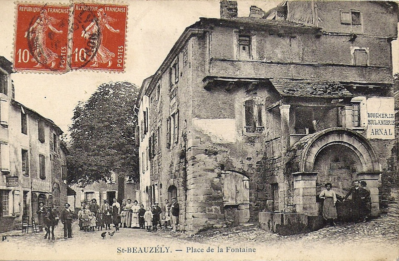 Carte postale ancienne Saint-Beauzély - Place de la Fontaine