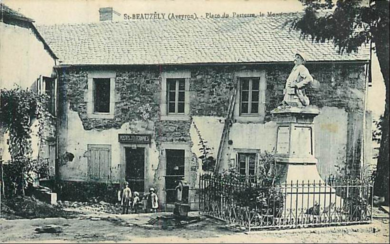 Carte postale ancienne Saint-Beauzély - Place du Parterre