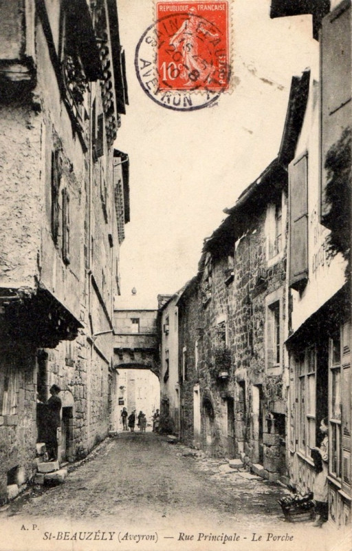 Carte postale ancienne Saint-Beauzély - rue principale