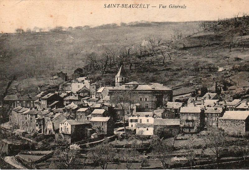 Carte postale ancienne Saint-Beauzély - vue générale 1