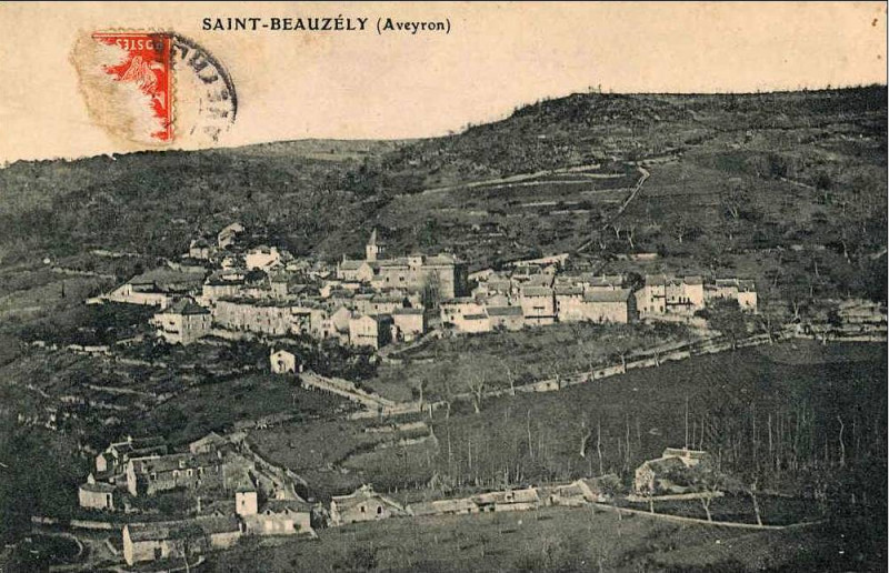 Carte postale ancienne Saint-Beauzély - vue générale 3b