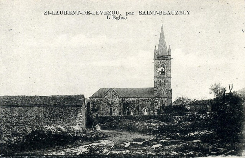 Carte postale ancienne Saint-Laurent-de-Lévézou - église 1