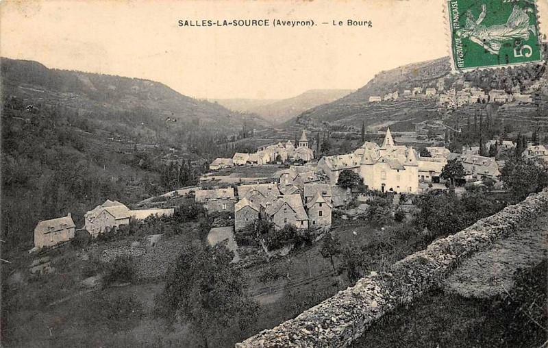 Carte postale ancienne Salles-La-Source - Bourg 6