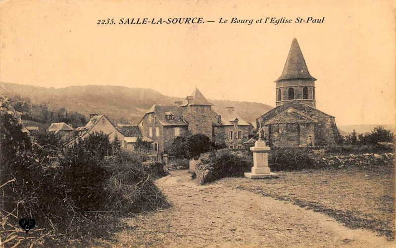 Carte postale ancienne Salles-La-Source - Bourg et église Saint-Paul